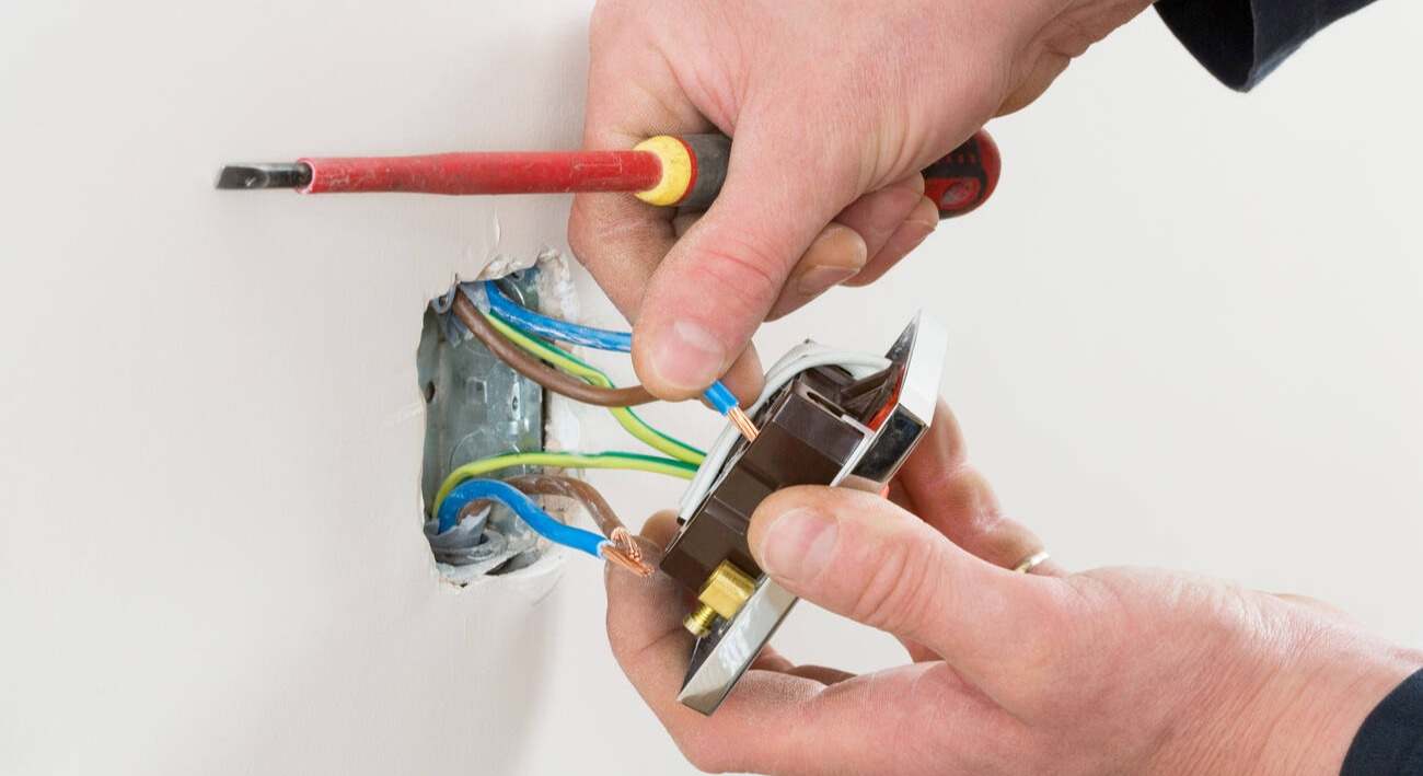 La realidad sobre instalar nuevos enchufes en casa, según un electricista: Antes eran 30 euros por punto, ahora son unos 50