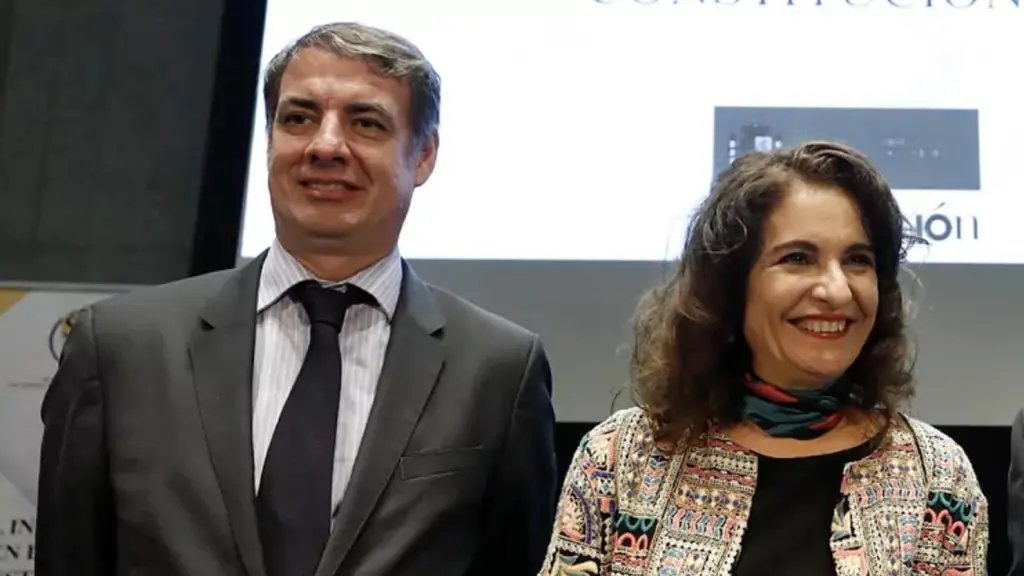 Vicente Fernández, junto a la actual ministra de Hacienda, María Jesús Montero.