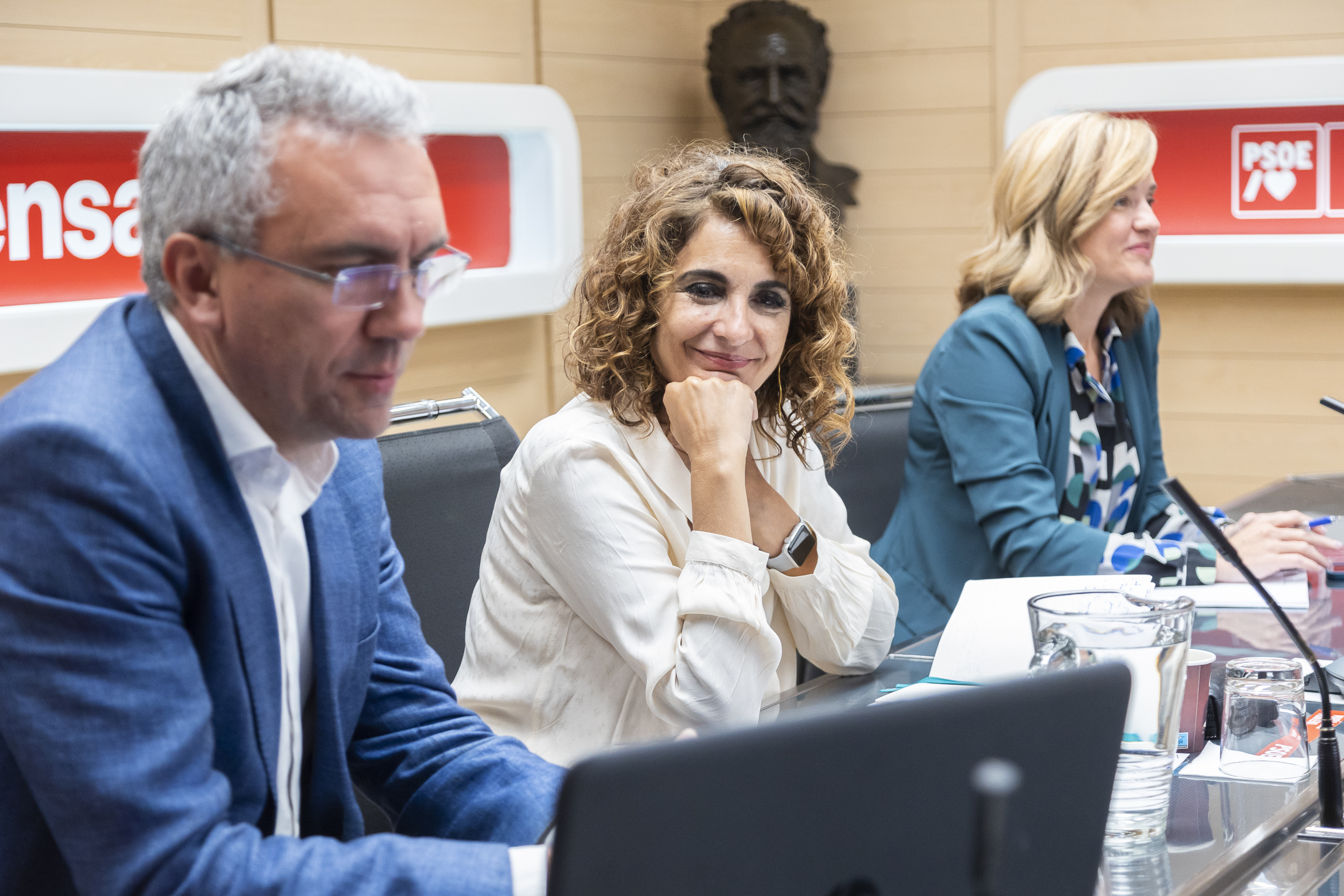 María Jesús Montero y Pilar Alegría, con Javier Izquierdo, en 2023.
