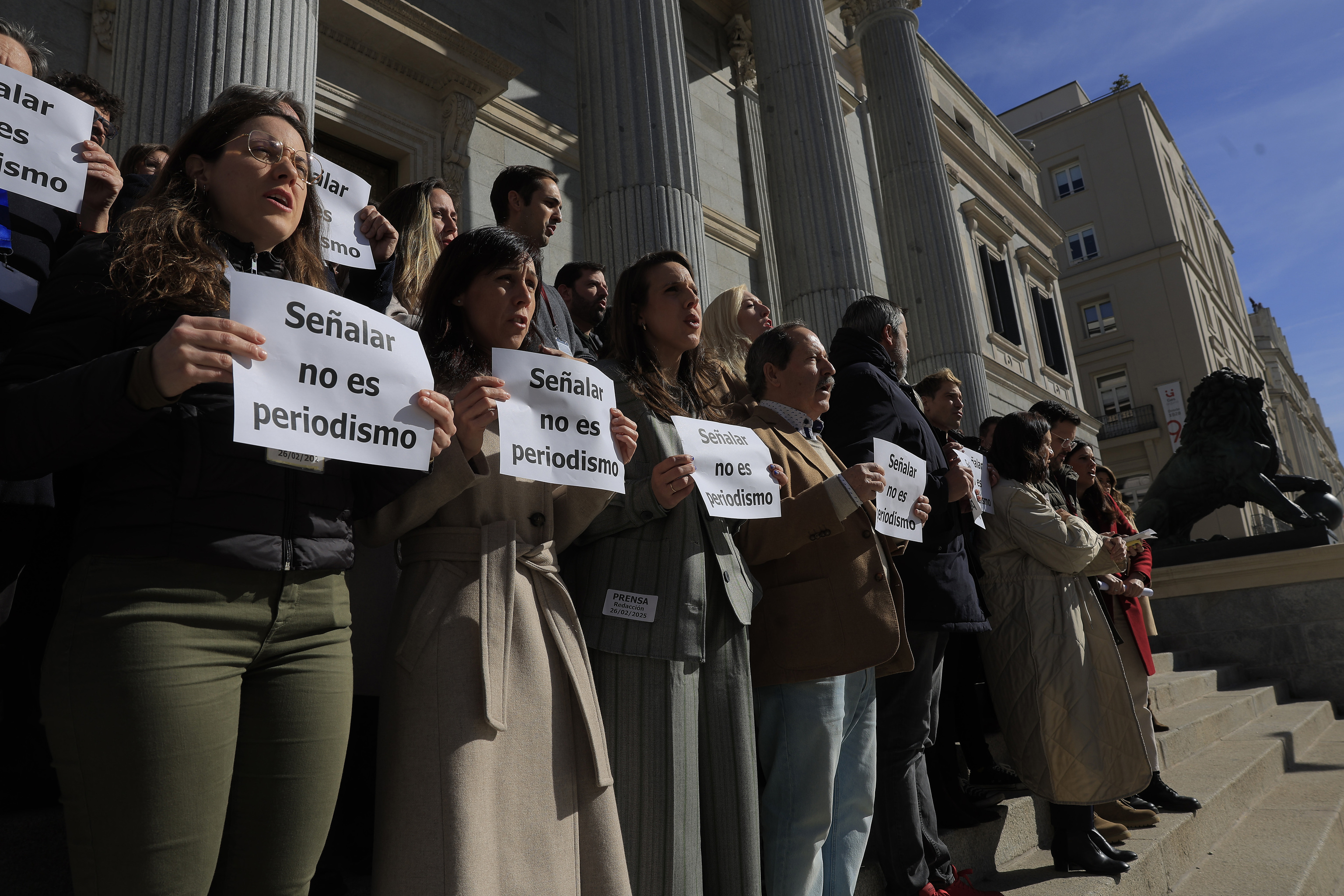 Protesta de periodistas contra los agitadores ultra en el Congreso.