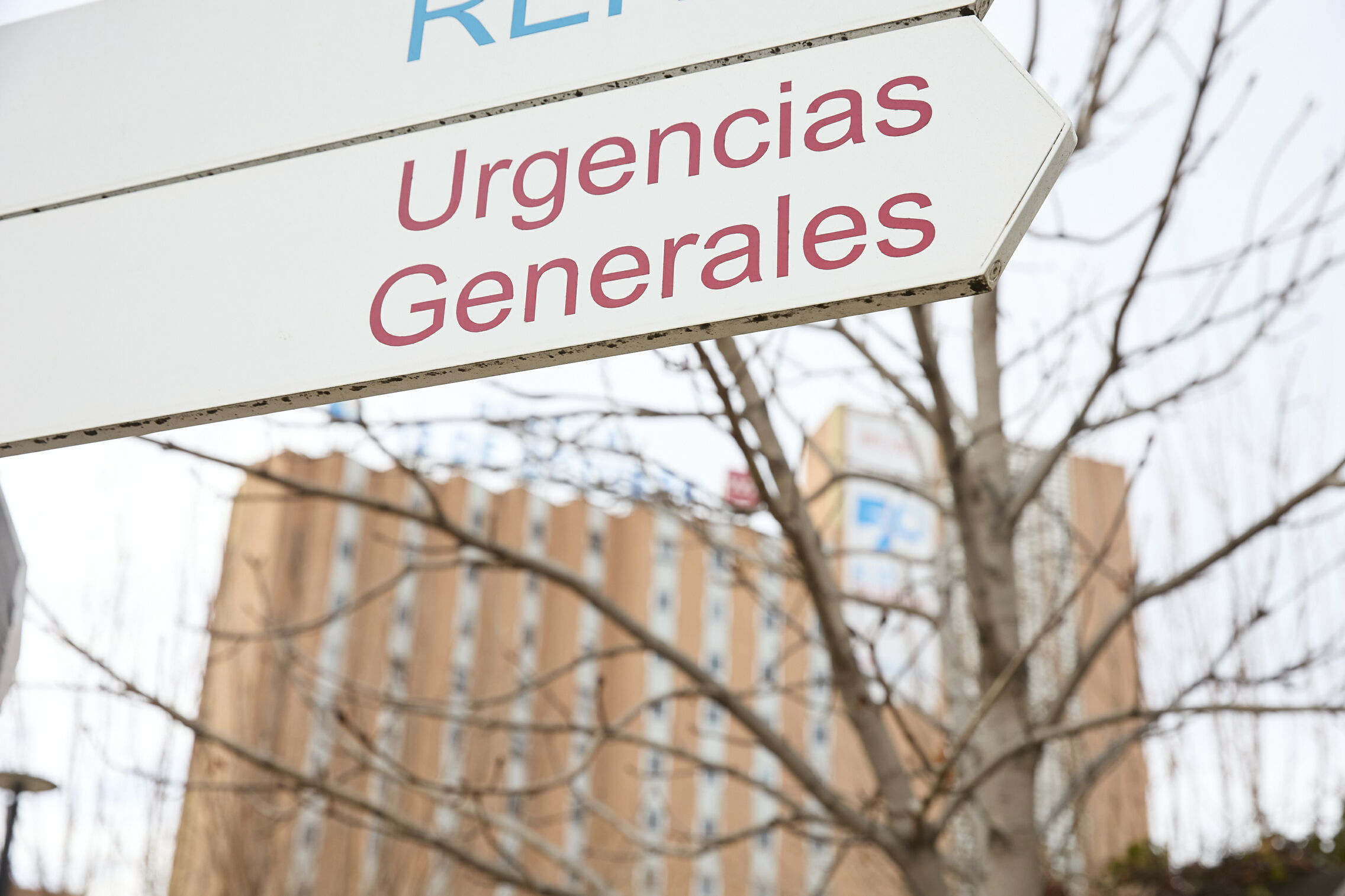 Foto: Cartel de urgencias. (Europa Press)
