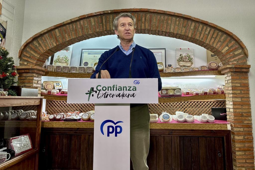 Alberto Núñez Feijóo, este viernes, durante una visita a una quesería en Casar de Cáceres.