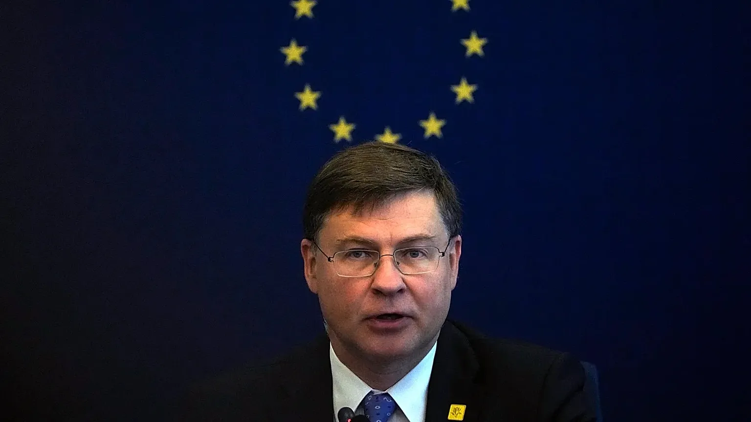 Valdis Dombrovskis speaks to reporters