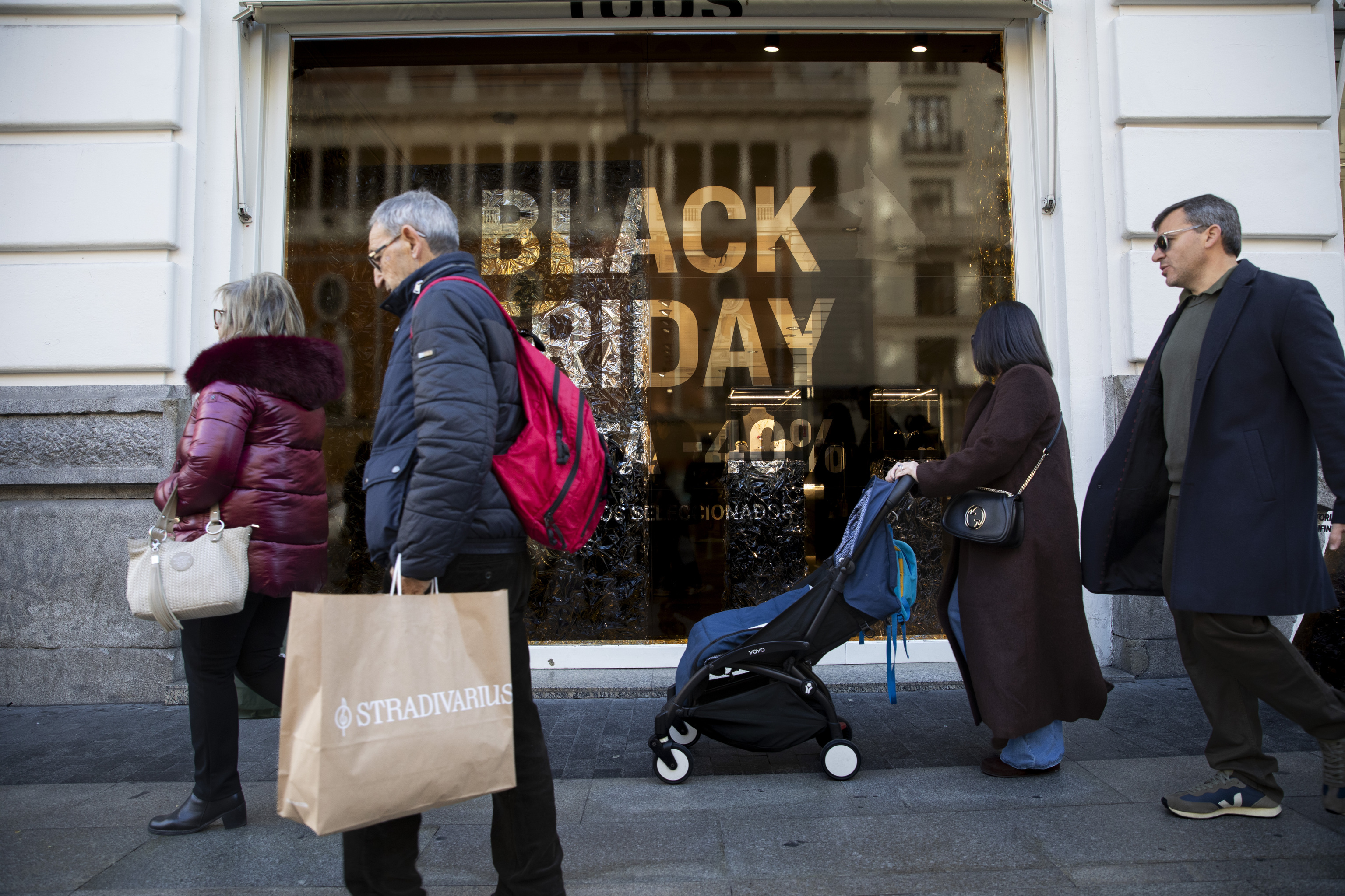 Varias personas caminando por una calle de Madrid durante el Black Friday del pasado viernes.