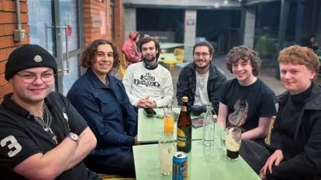 Sean (izquierda) con sus amigos Mark, Ted, Nikita, Darragh y James en un patio cerca de Temple Bar, el centro de la vida nocturna de Dublín.