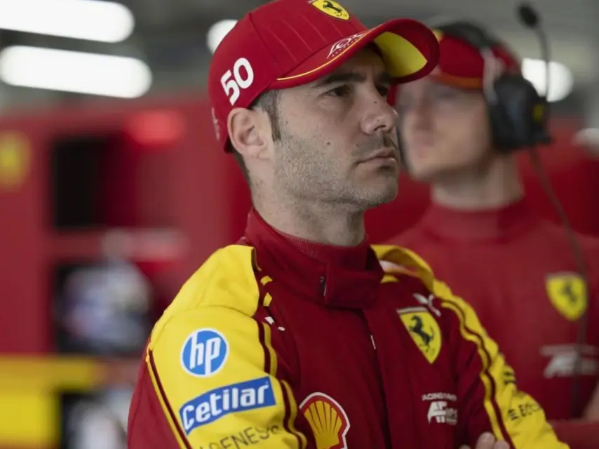 Miguel Molina dentro del box de Ferrari.