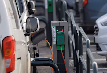 Un coche eléctrico se carga