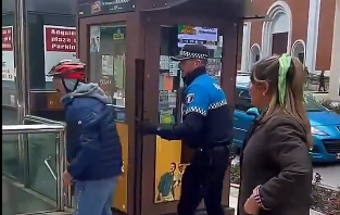 Un policía municipal aleja al hombre de los militantes de Vox
