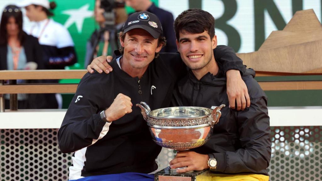 Juan Carlos Ferrero y Carlos Alcaraz posan con el trofeo de Roland Garros