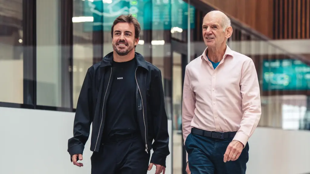 Fernando Alonso y Adrian Newey en la fábrica de Aston Martin en Silverstone.