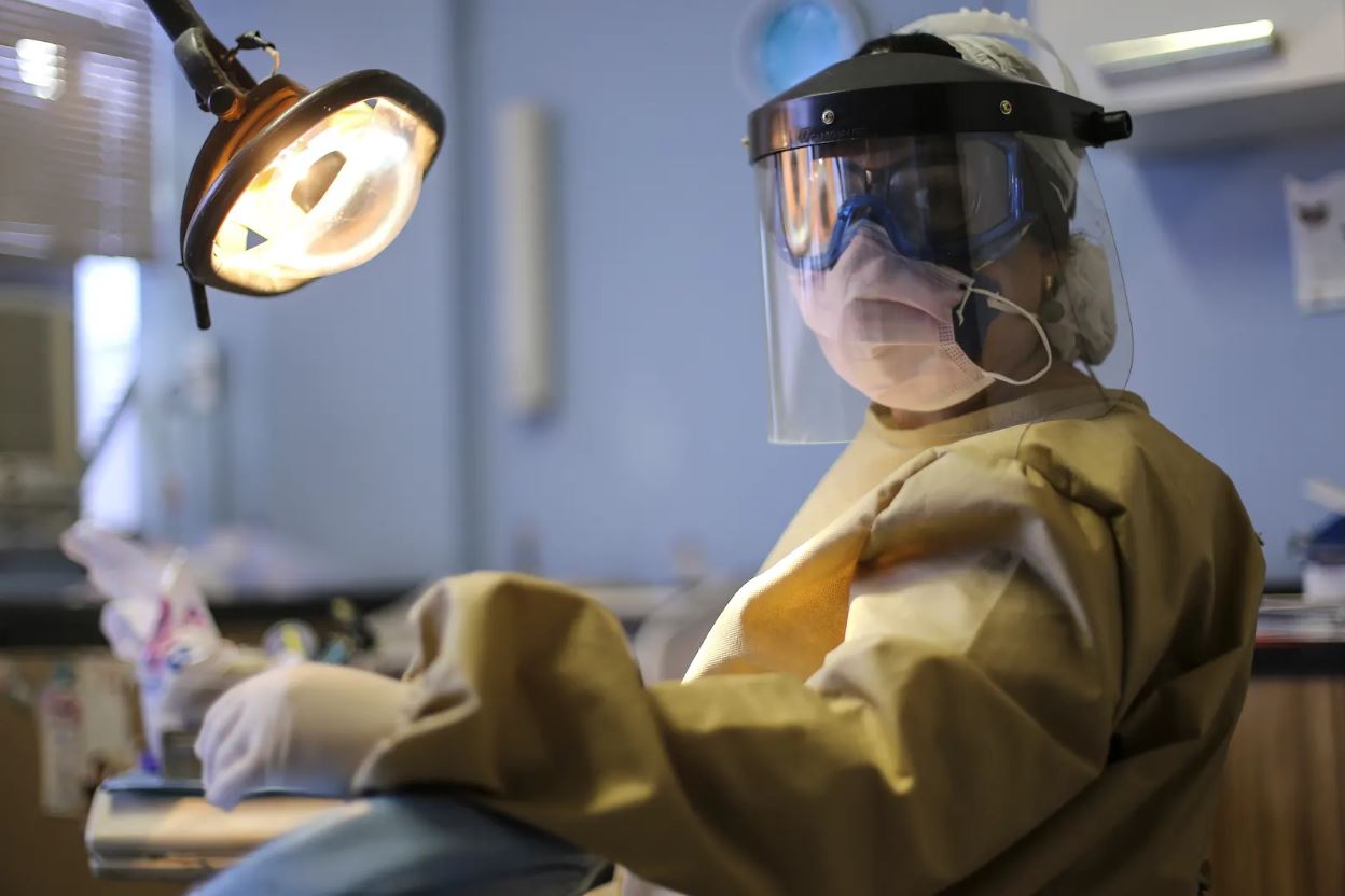 Imagen de archivo de una dentista. ( Luis Alvarenga/Getty Images)