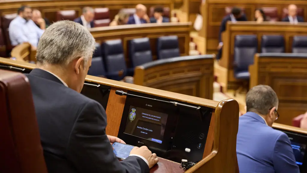 El secretario de Organización del PSOE, Santos Cerdán, este jueves en el escaño leyendo el informe de la UCO.