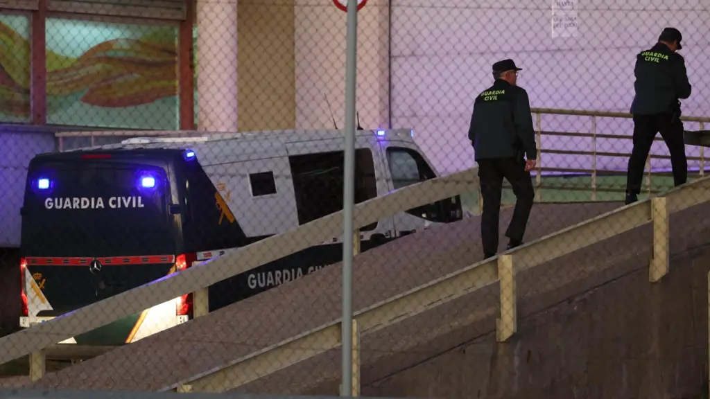 El furgón de la Guardia Civil donde viajan José Luis Ábalos y Koldo García ingresando en la prisión de Soto del Real este jueves.