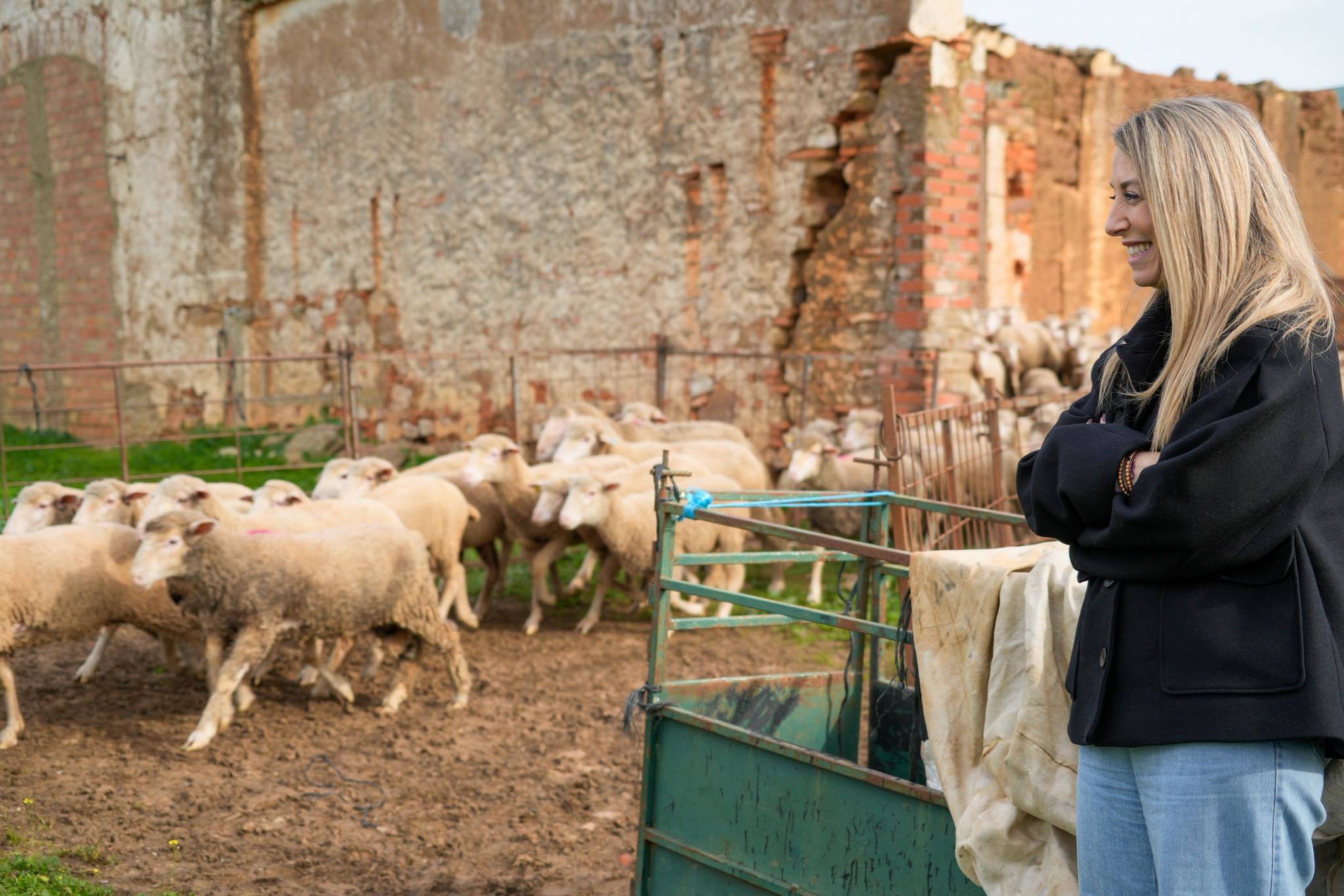 La presidenta y candidata a la Junta de Extremadura, María Guardiola, en una granja en Machita