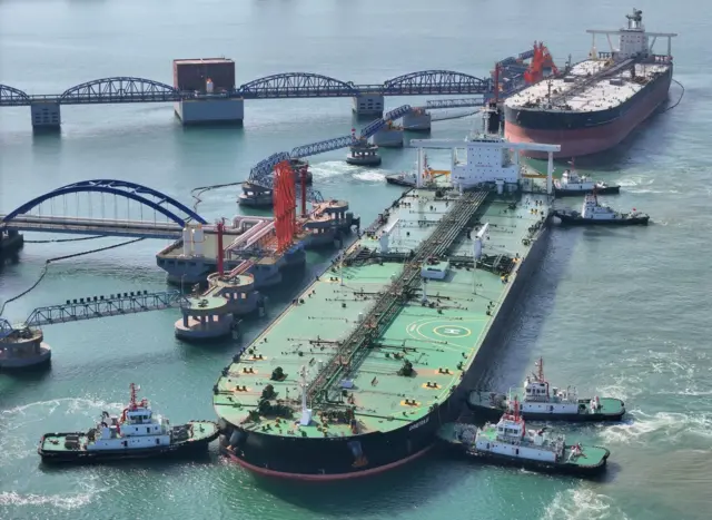 Un enorme buque petrolero atraca en la terminal de crudo del puerto de Yantai, provincia de Shandong, China, el 25 de abril de 2024