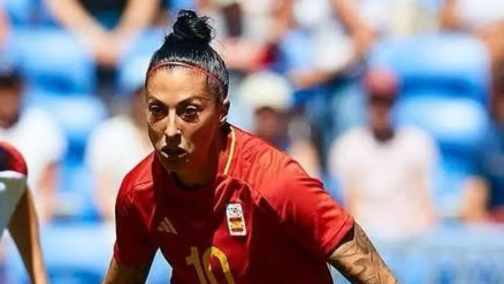 Jenni Hermoso conduce el balón en el partido ante Alemania en los Juegos Olímpicos.