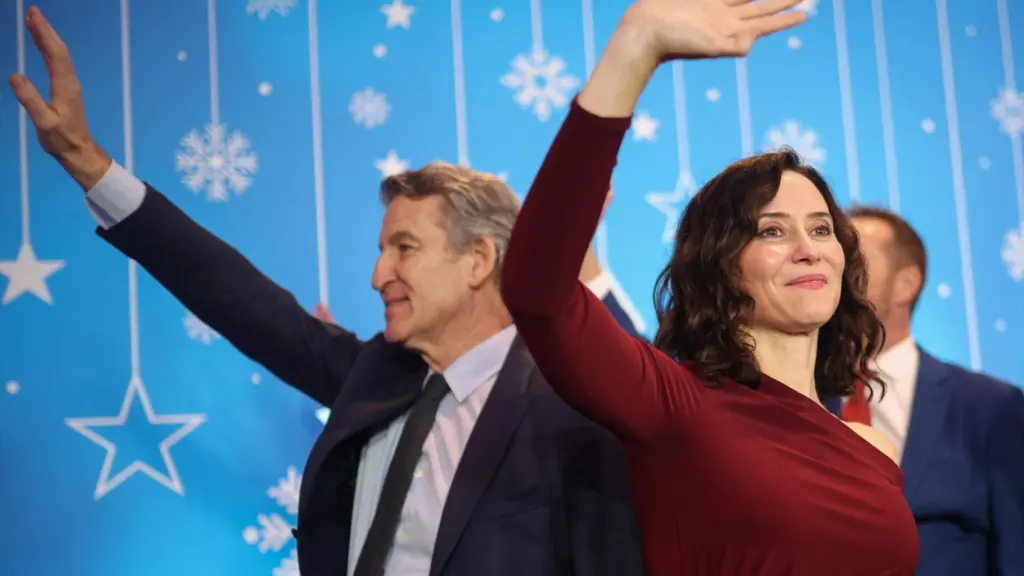El presidente del Partido Popular, Alberto Núñez Feijóo, y la presidenta de la Comunidad de Madrid, Isabel Díaz Ayuso, asisten a la cena de navidad del PP de Madrid, en la Finca La Alquería, a 15 de diciembre de 2025, en Alcorcón, Madrid