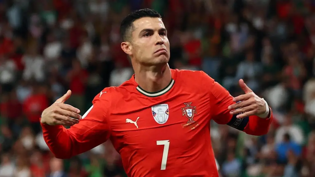 Cristiano Ronaldo celebra su segundo gol marcado a Hungría en la clasificación para el Mundial 2026.
