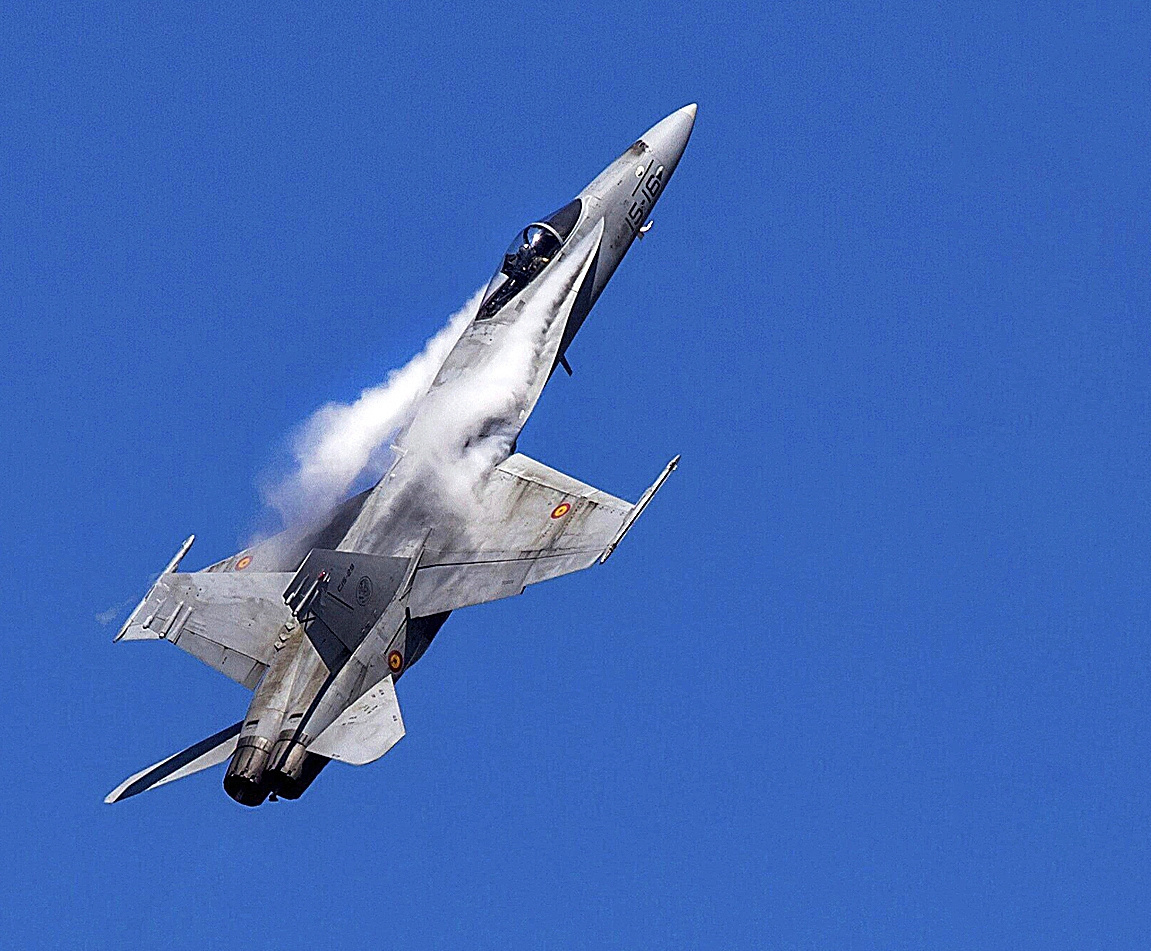 Un F-18 realiza un vuelo con el morro alzado durante el Festival Aéreo de Gijón en 2018