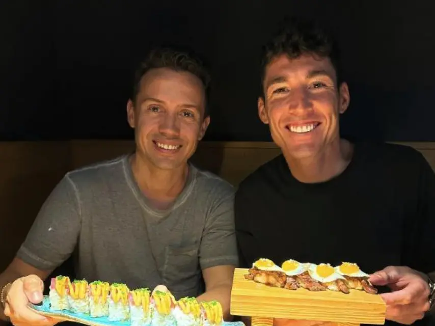 Aleix Espargaró, a la derecha, probando la comida de su restaurante