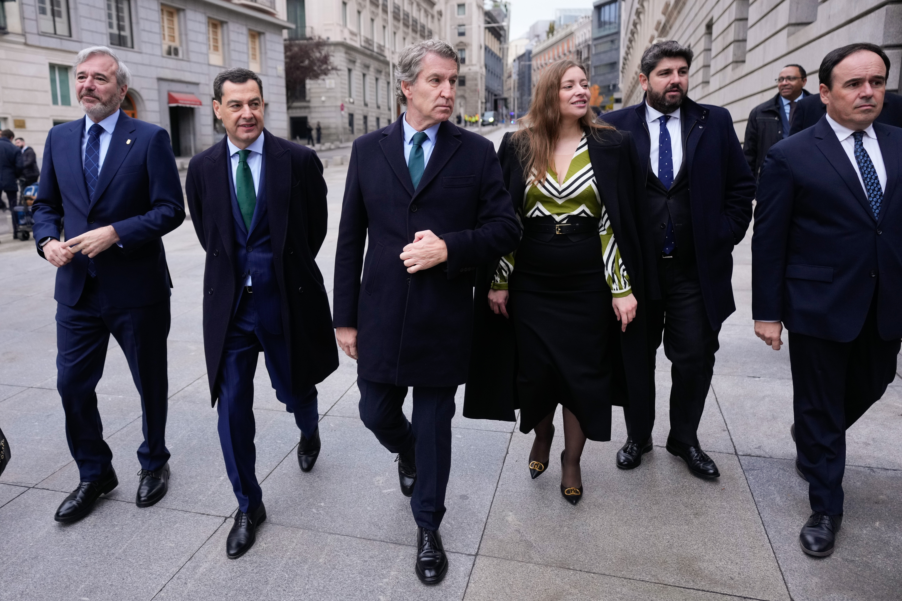 El líder del Partido Popular, Alberto Núñez Feijóo, acompañado por los presidentes autonómicos de Aragón, Andalucía, y Valencia, este sábado en Madrid.