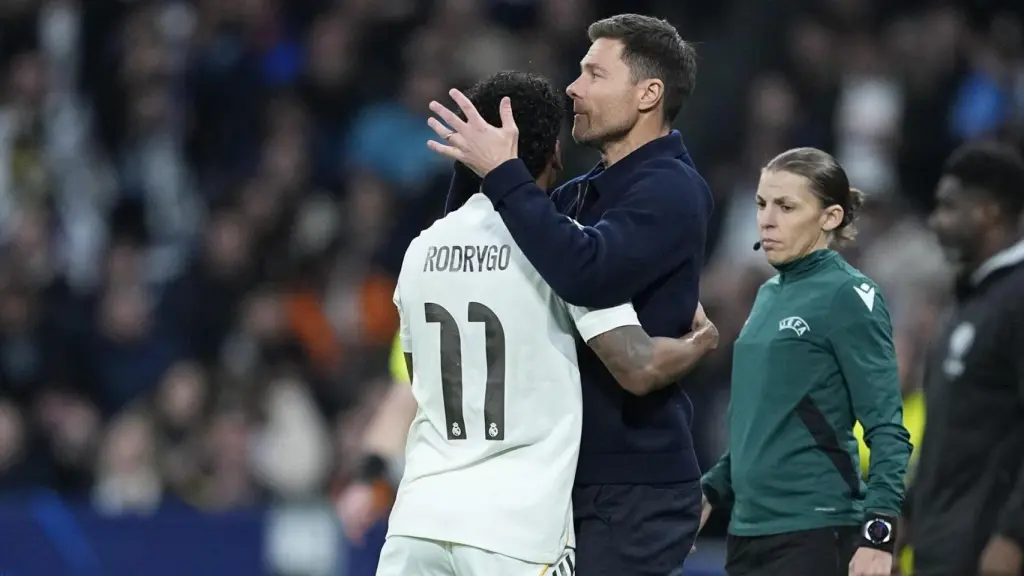 Rodrygo celebró con Xabi Alonso su gol al Manchester City