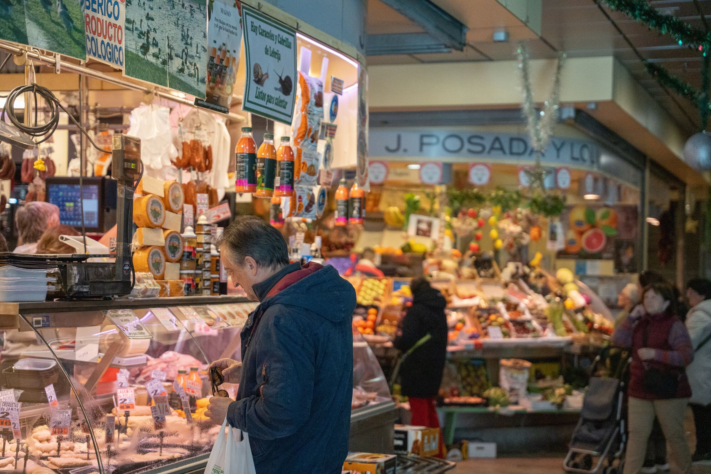 Foto: Últimas compras para la cena de Nochebuena. (Europa Press/María José López)