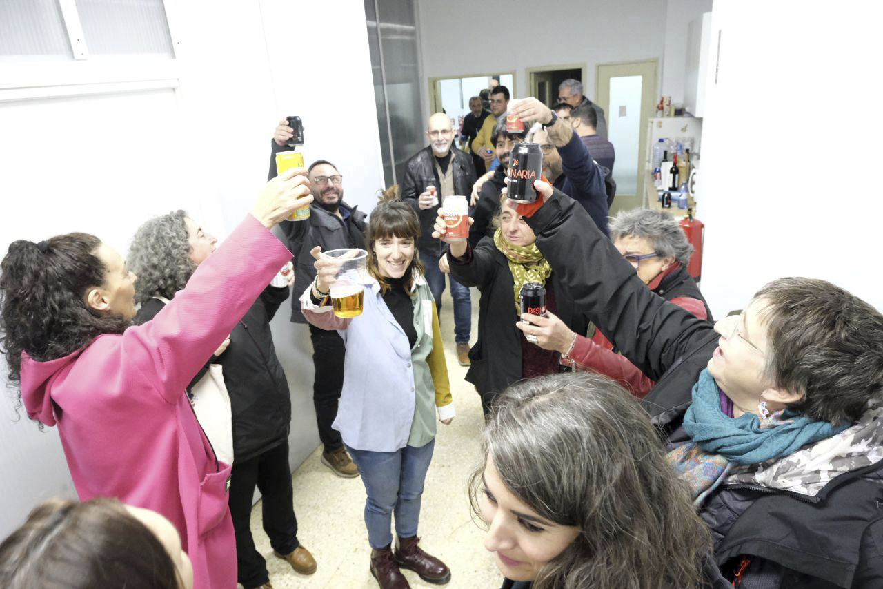 Irene de Miguel (Podemos) y NereaFernández (IU), en la noche electoral.