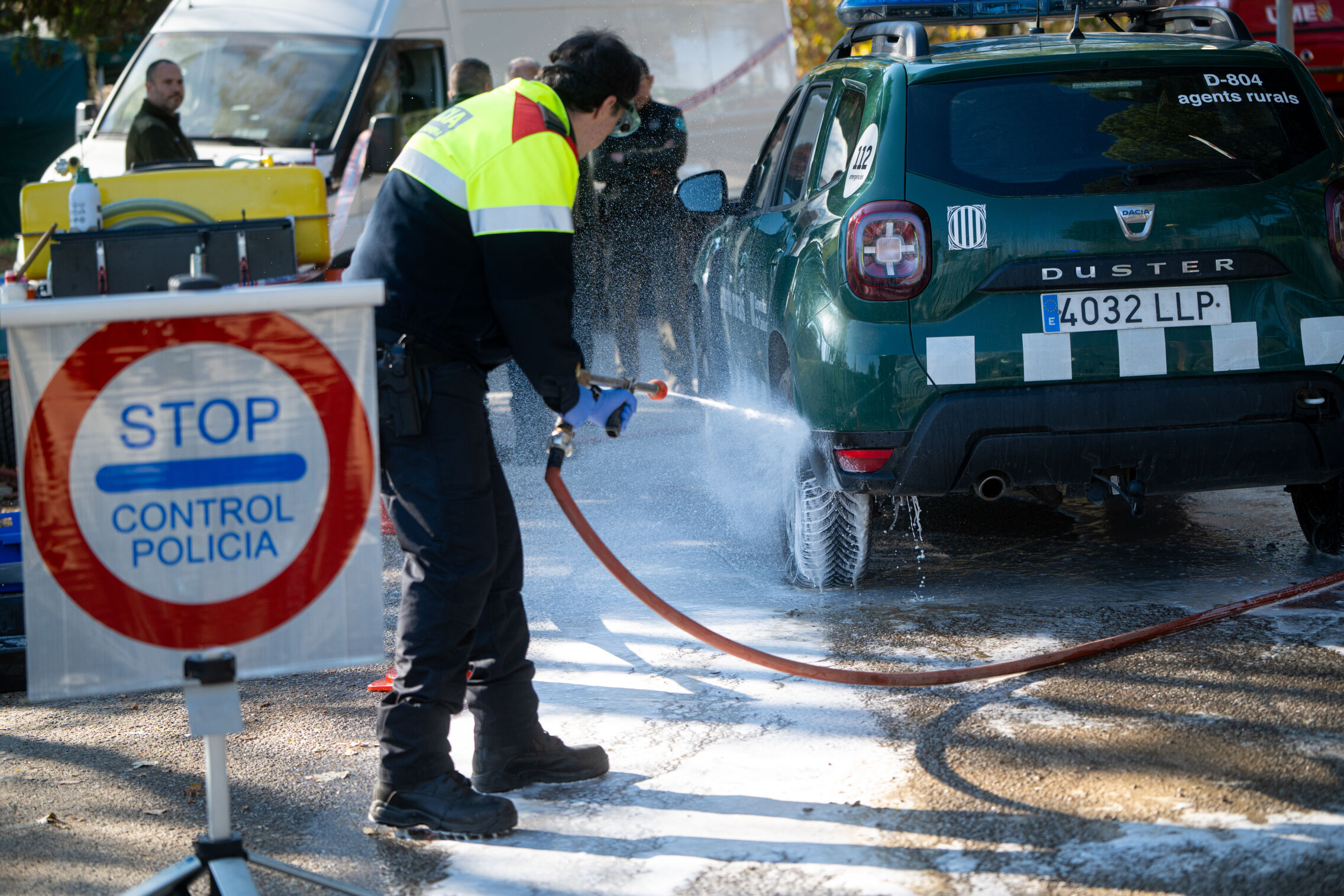 Efectivos de la UME en la zona en cuarentena. (Europa Press/Lorena Sopêna)