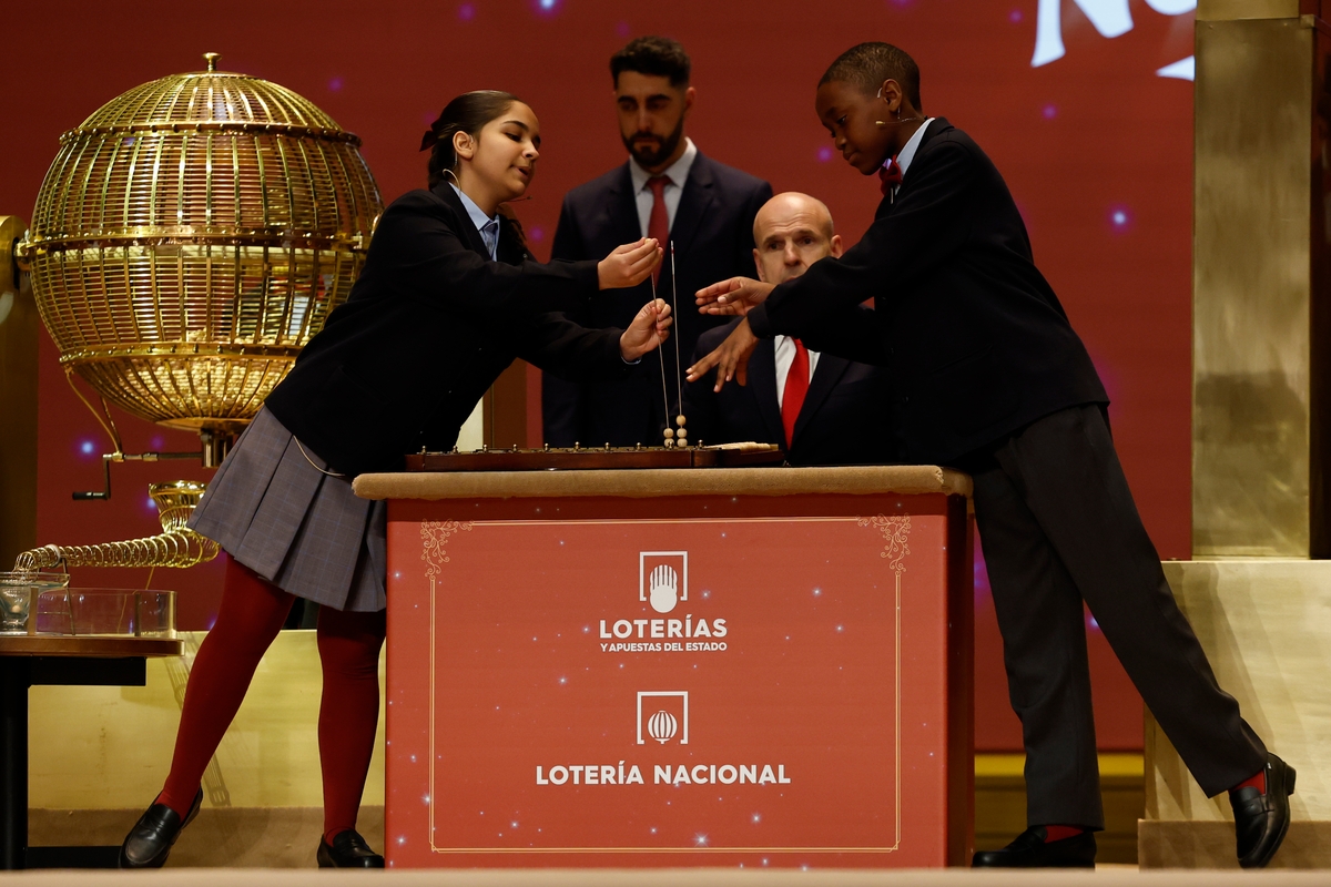 Imagen del sorteo. (EFE/Chema Moya)