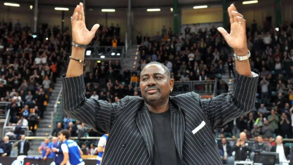 Michael Ray Richardson saluda al público.