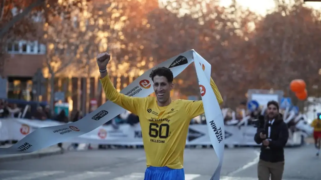Mohamed Massat, ganador de la Nationale-Nederlanden San Silvestre 2024 en la prueba popular masculina.