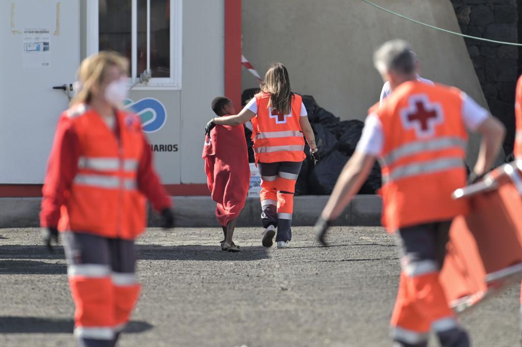Los equipos de emergencias acompañan a uno de los menores que llegaron a El Hierro el pasado marzo.