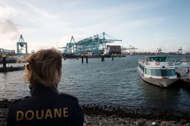 La imagen ilustrativa muestra a un agente de aduanas en el puerto de Róterdam durante una rueda de prensa conjunta de las autoridades aduaneras belgas y neerlandesas sobre la cocaína interceptada en los puertos de Amberes y Róterdam en 2022