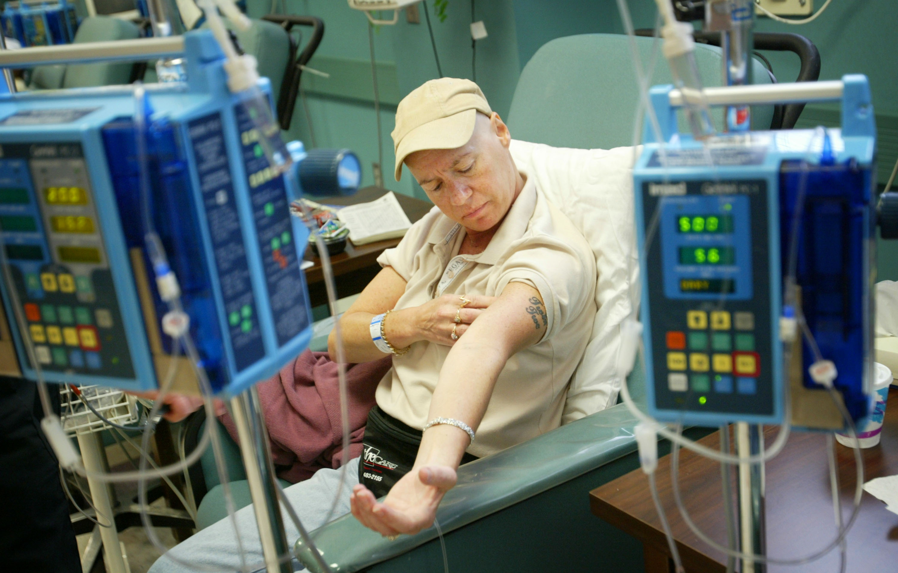 Foto: Foto de archivo de un hombre recibiendo quimioterapia en un hospital de Carolina del Norte en 2003. (Getty Images/Chris Hondros)