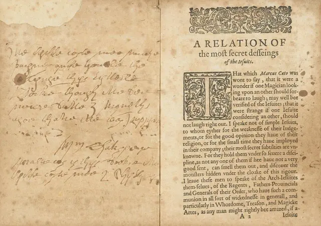 Panfleto con anotaciones y la firma.