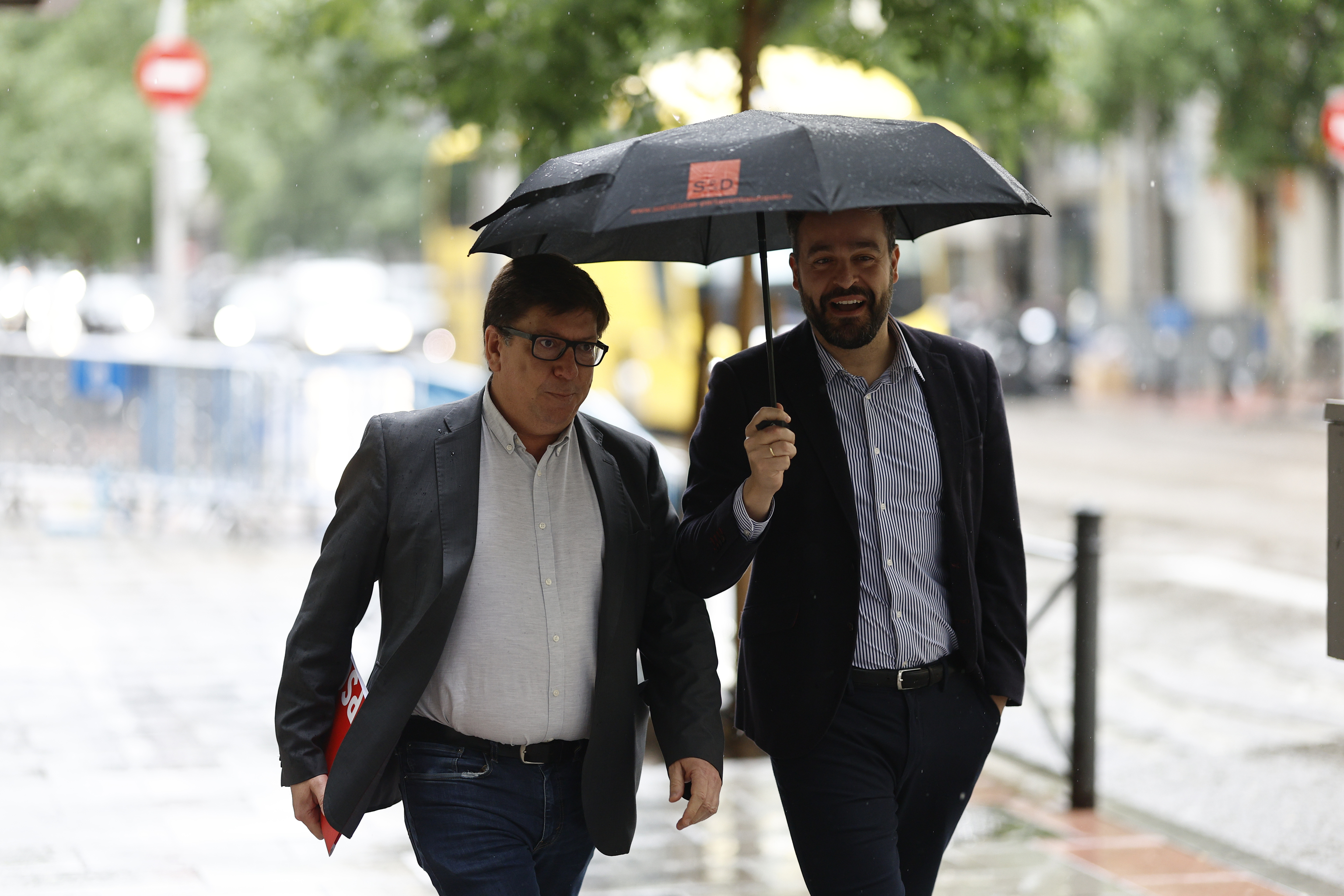 Francisco Salazar (izq.), llegando a la sede del PSOE.
