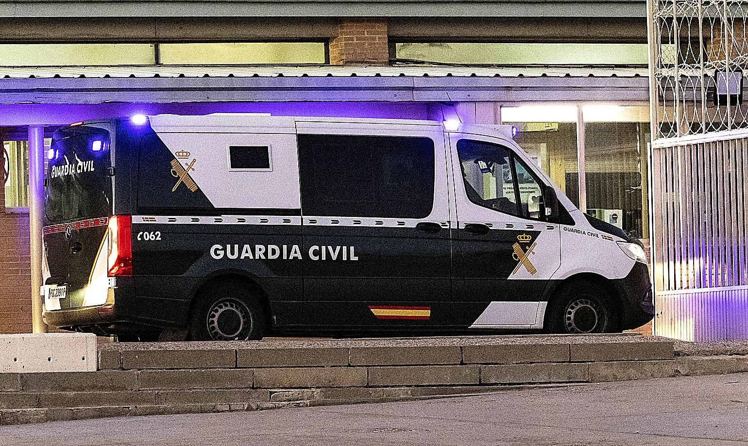 Llegada a la prisión de Soto del Real de José Luis Ábalos y Koldo García en un furgón de la Guardia Civil.