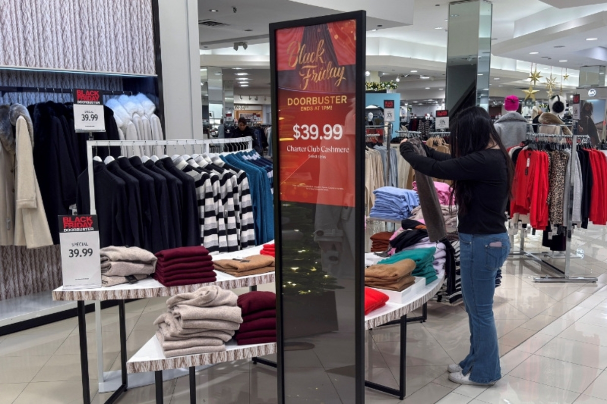 Un empleado dobla ropa en