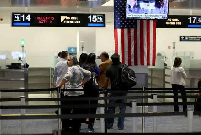 Varias personas hacen fila en un control de pasaportes del aeropuerto de Miami
