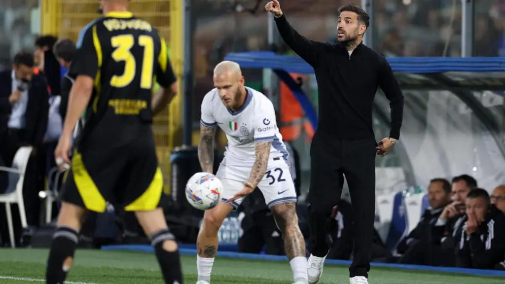 Cesc Fábregas da instrucciones a sus jugadores durante el partido ante el Inter de Milán.