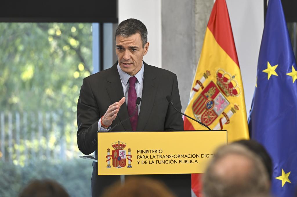 Pedro Sánchez, el jueves, en un acto con los sindicatos para firmar la subida salarial de los funcionarios.