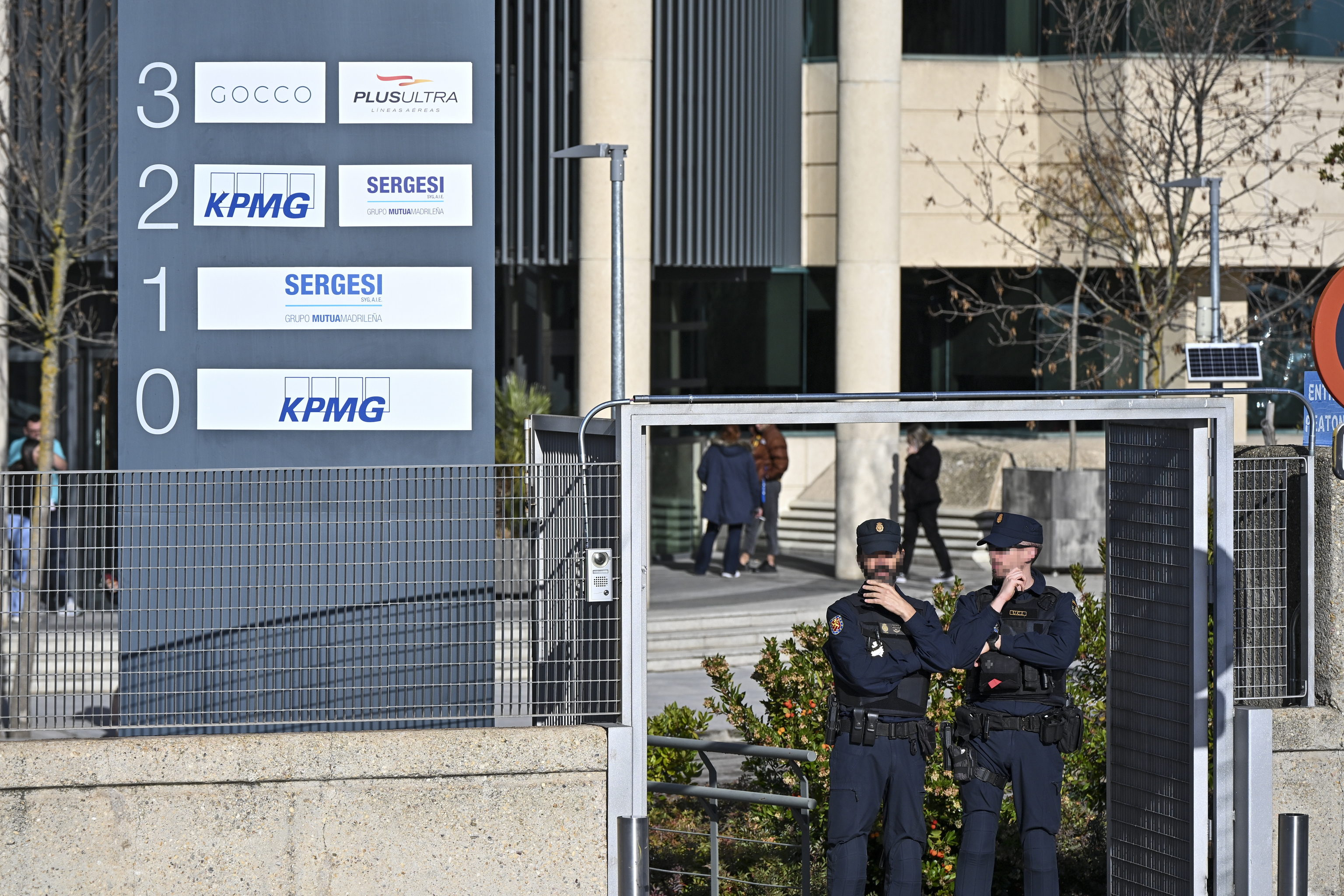 Agentes de Policía, durante el registro de la sede de Plus Ultra en Madrid.