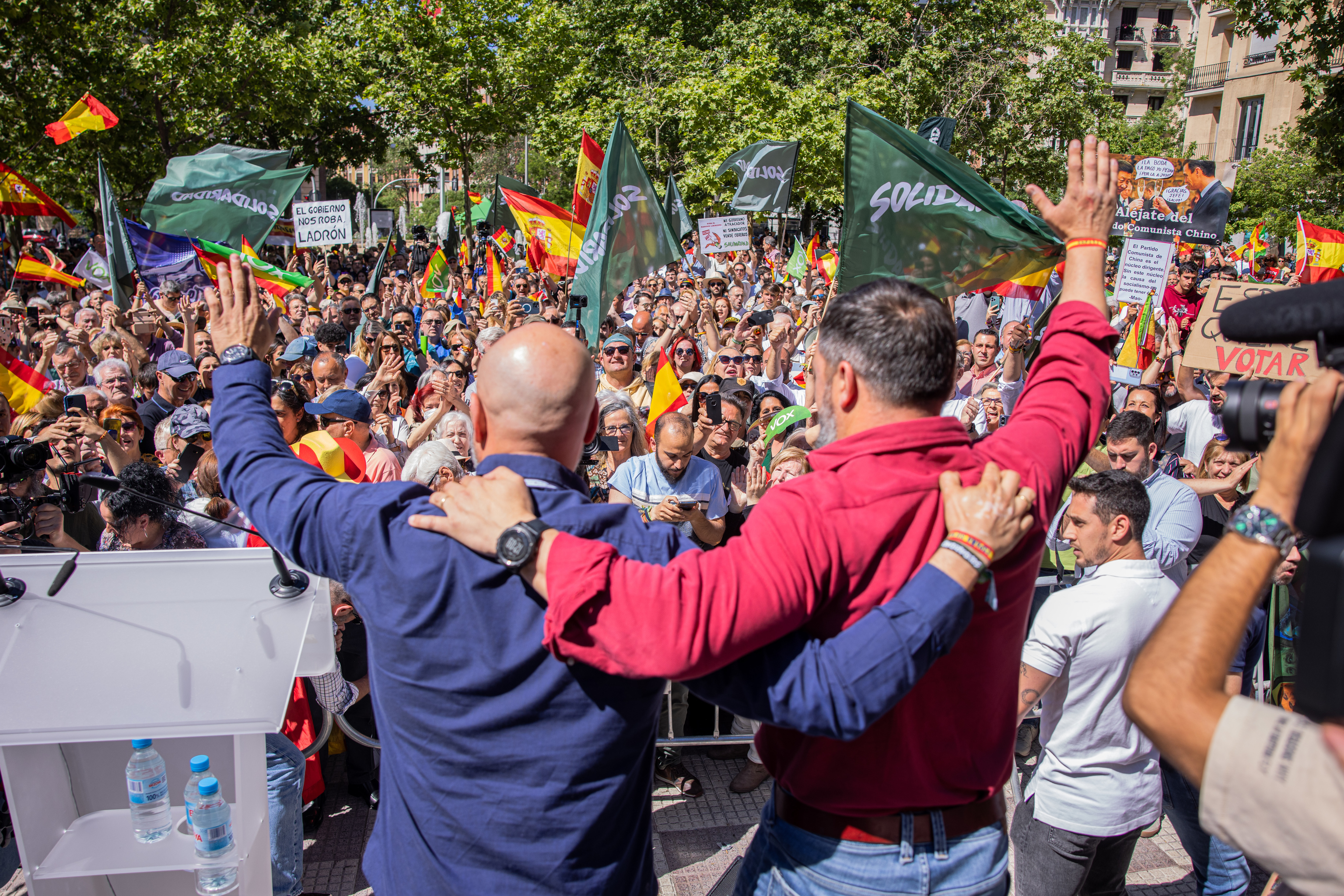 El presidente de Vox, Santiago Abascal, y el ex secretario general de Solidaridad, Rodrigo Alonso, en una concentración por el Primero de Mayo en 2023