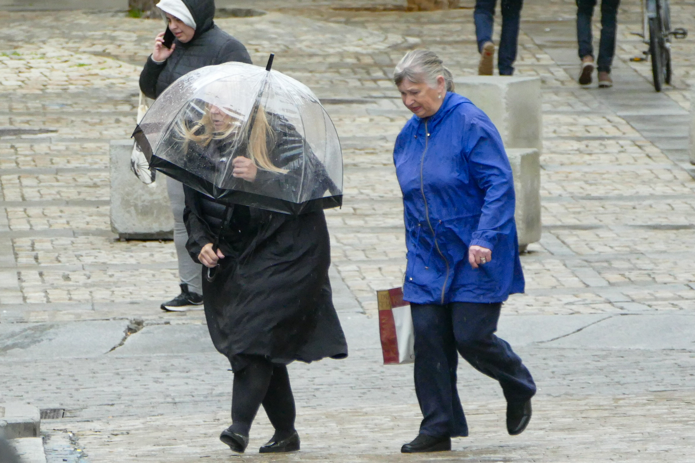 Sábado de lluvia y vientos intensos.