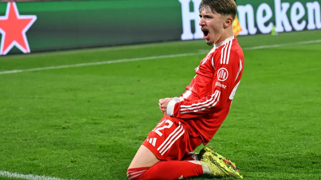 Lennart Karl celebra el gol marcado ante el Sporting CP.
