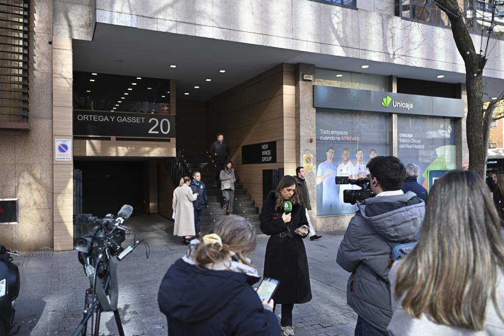 Varios periodistas aguardan el registro de la UCO ante la sede de energías renovables Forestalia, en la calle Ortega y Gasset de Madrid.
