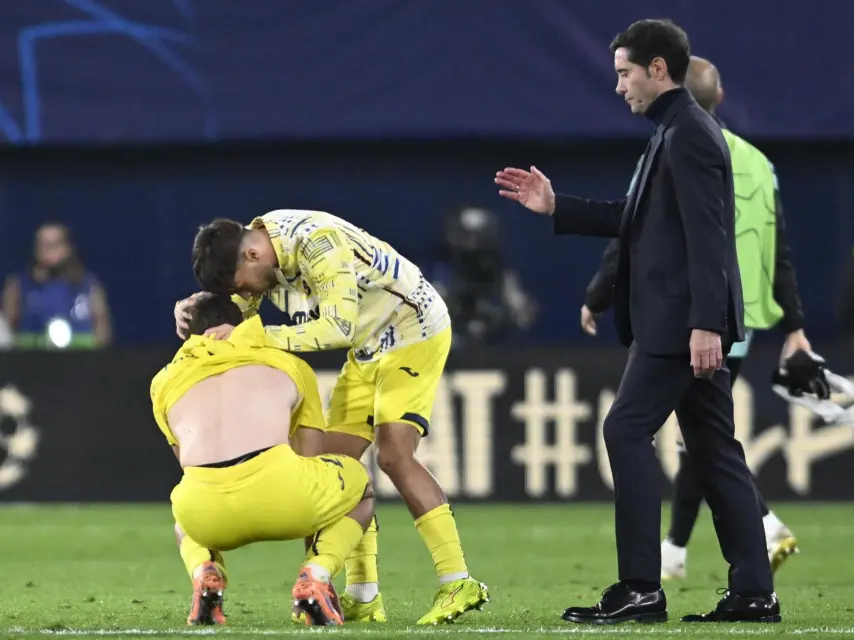 Marcelino consuela a sus jugadores tras la derrota ante el Copenhague.