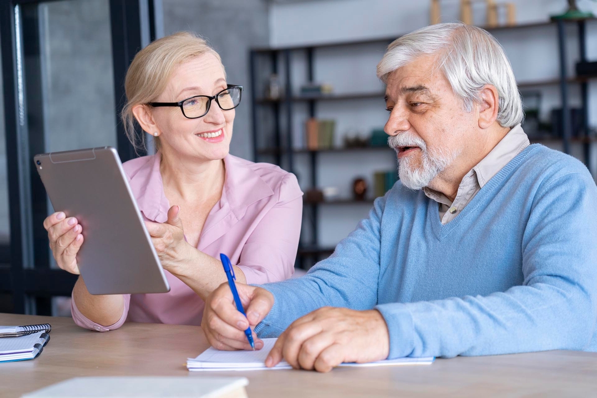 Dos personas realizando gestiones (Crédito