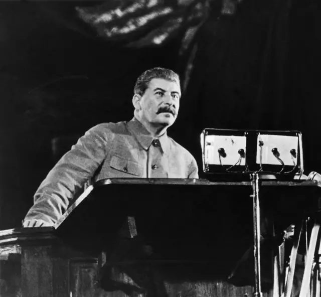 Joseph Stalin en una palestra con micrófonos